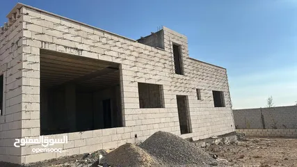  5 بيت مستقل للبيع في الذهيبه الشرقيه ق التشطيب أربع واجهات حجر مساحه البناء 220 متر