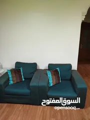  2 بيع طقم جلوس لون تركواز غامق مكحل باللون البني مكون من ثلاثيه ثنائيه ومفردتين مع بردايه فوال  250 سم