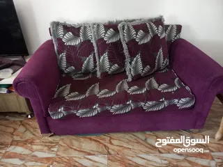  1 طقم كنب مفلف انيق. الوان هادئة. خشب طبيعي. وزن خفيف. جلوس مريح بحاجة لاصلاح بسيط للثلاثية.