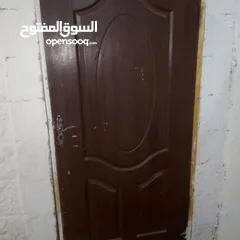  1 خزان ماء متر وباب خشب عدد2 ارتفاع مترين وعرض متر