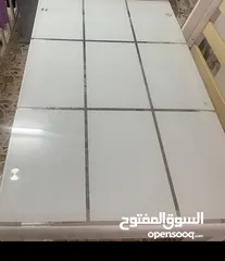  1 طاولة طعام فخمه وراقية