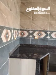  11 يوجد بيت للبيع