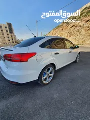  4 فورد فوكس سيدان للبيع