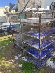  2 صندوق جاج خمس طوابق طول 160 وعرض 160 وعمق 134 صندوق تفصيل وحديد ثقيل يعني متعوب عليه لصندوق