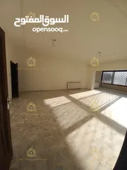  22 شقة ارضية من فيلا مع ترسات خلدا