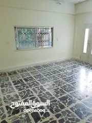  12 بيت للبيع في الحصن "قوشان مستقل" على مساحة ارض 908 م2 قرب شارع اربد عمان الرئيسي وصيدلية الشتاء