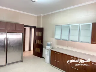  4 شقة للبيع جبل عمان مساحة 272 متر طابق اول