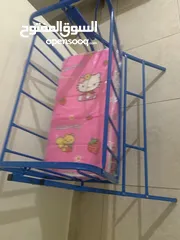  1 سرير اطفال مع فرشة ( استخدام بسيط جدا حوالي شهرين)