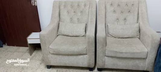  7 طقم كنب عدد 2 جديد استعمال اسبوع واحد البيع لسبب السفر السعر مناسب بحدود المعقول مع ممرات سجاد