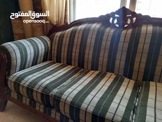  1 كنبة خشب ثلاثية + طقم كنب ثلاثي بحالة تحت المتوسطة بشوي