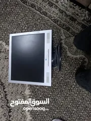  4 شاشيه كمبيوتر مع اسلاكها