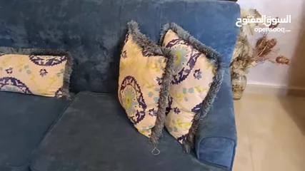  5 كنب ازرق اللون و خشب داخلي ممتاز