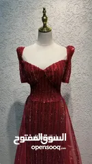  1 فستان سهرة مميز باللون الاحمر