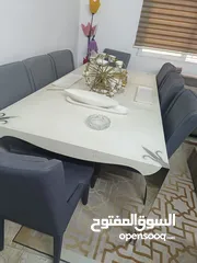  1 طاولة سفرة خليجي جلد 8 كراسي بحال الوكالة للبيع