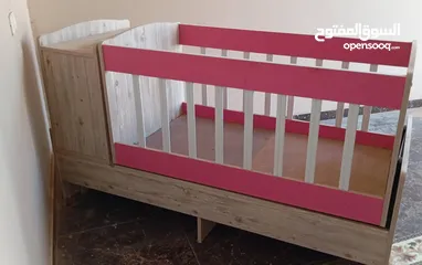  1 سرير اطفال للبيع  استعمال بسيط الملاحظه يوجد كسر بسيط من تحت ولكن يخدم مفيش شي فيه