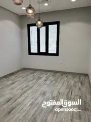  5 للإيجار في غرب عبد الله المبارك شقة من بناية زاوية ارتداد كبير تشطيب سوبر ديلوكس