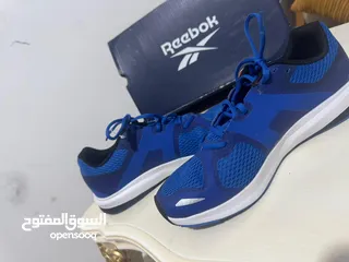  4 حذاء رياضي أزرق من Reebok، خفيف، بتهوية جيدة ونعل مريح بتقنية Memory Tech.
