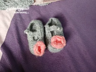 14 طقم كروشيه فاخر شغل يدوي 4 قطع: طاقية، جكيت قصير، فستان، كلكول.  لون سكني وزهري.