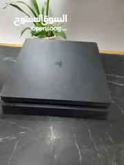  1 بلايستيشن ps4 slim مستعمل للبيع منضف ومغير معجونة اصلي بدون ايد مع جميع اسلاكه..