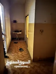  7 عماره ثلاث طوابق + حوش كبير + بئر ماء  حي الحسين مقابل مدارس ارض العز بالقرب من مخابز يوسف فرح