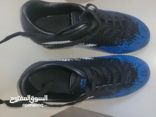  1 ابوات رياضية ل كرة القدم عدد اثنين واحد كبير مقاس 41  وتاني مقاس 36 وارد دبي استخدام جدا بسيط
