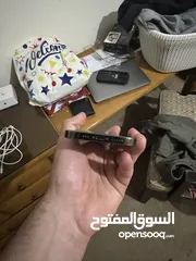  4 آيفون 13 برو بحالة وكاله مع شحن الأصلي مساحة 256 جيجا  بطارية 78٪؜ استعمال 3 سنين وارد كندي