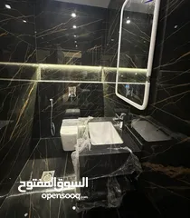  11 شبه ارضي مع ترس و مدخل  في الجبيهة قرب مسجد جبران بتشطيب فندقي مع تدفئة راكبة