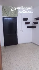  1 شقه للايجار  طابق ثالث اربع شواحط درج