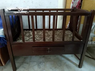  6 سرير اطفال خشب مستعمل بوضع جيد جدا وكوته وكراجه ع البيعه يعني مجانا