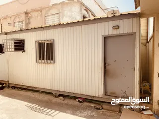  7 بركسات عدد 3 كل واحد له مقلس مستخدم نظيف