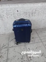  1 شنطة سفر بحالة ممتازة نوعها بولو