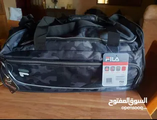  1 شنتة ماركة FILA اصلية جديدة صناعة كمبوديا للسفر او الجيم مع جيبة خارجية لون جيشي