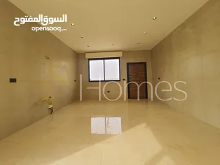  8 شقة ارضية مع ترس للبيع في رجم عميش بمساحة بناء 193م