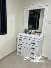  3 للبيع غرفة نوم بيضاء بحالة ممتازة
