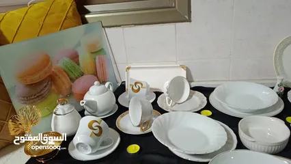  4 أطقم سفرة بورسلان ماركات عالمية .جديد. الوان متعددة وراقية