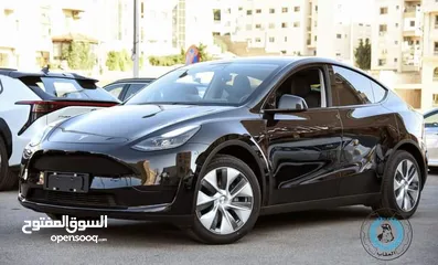  1 Tesla لون اسود من الداخل اسود 2022