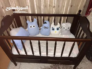  1 سرير اطفال خشب