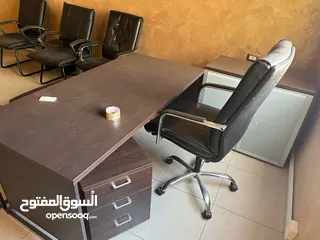  1 مكاتب وكراسي