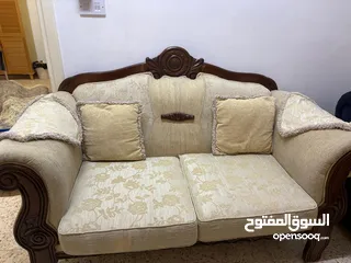  2 طقم كنب للبيع  مع كرسسين زان مع طاوله داءريه