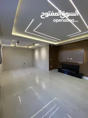  11 شقة فاخر شبة ارضي في طريق المطار الحويطي 170 متر داخلي و خارجي 170 متر بسعر مميز وتشطيب فلل