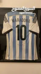  1 قميص كرة القدم الأصلي الموقّع يدويًا من أسطورة الأرجنتين دييغو أرماندو مارادونا