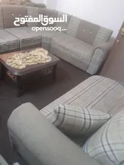  3 هناك  ثلاثه اطقم كنب للبيع