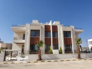  7 فيلا في طريق المطار قرب جامعة الشرق الاوسط  ببركة سباحه خاصه
