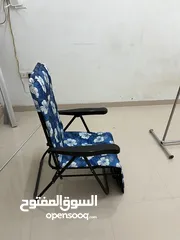  1 طاولة طعام صغيرة مع سرير حديد