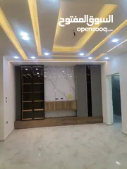 8 شقه فخمه طابق ارضي205م مدخل خاص وكراج وساحه للبيع على شارع البترا شرق اربد مول قراند