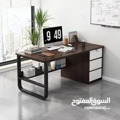  1 مكتب فاخر بتصميم عصري أنيق    سطح خشبي متين بلون داكن فاخر يعطي لمسة فخامة  هيكل معدني
