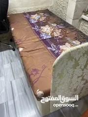  4 تخت خشب   جلد لون ذهبي.   بحاله ممتازه مستعمل اكمن مره فقط      للبيع مع الفرشه