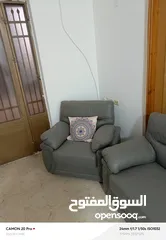  2 كنب بالإضافة الى مكتب وكرسي