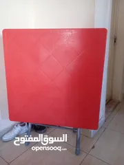  2 مكتب مع 2 كرسي مع طاولة.