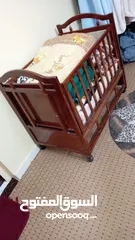  2 اثاث ولوازم أطفال مستعمله بحاله جيده جدا